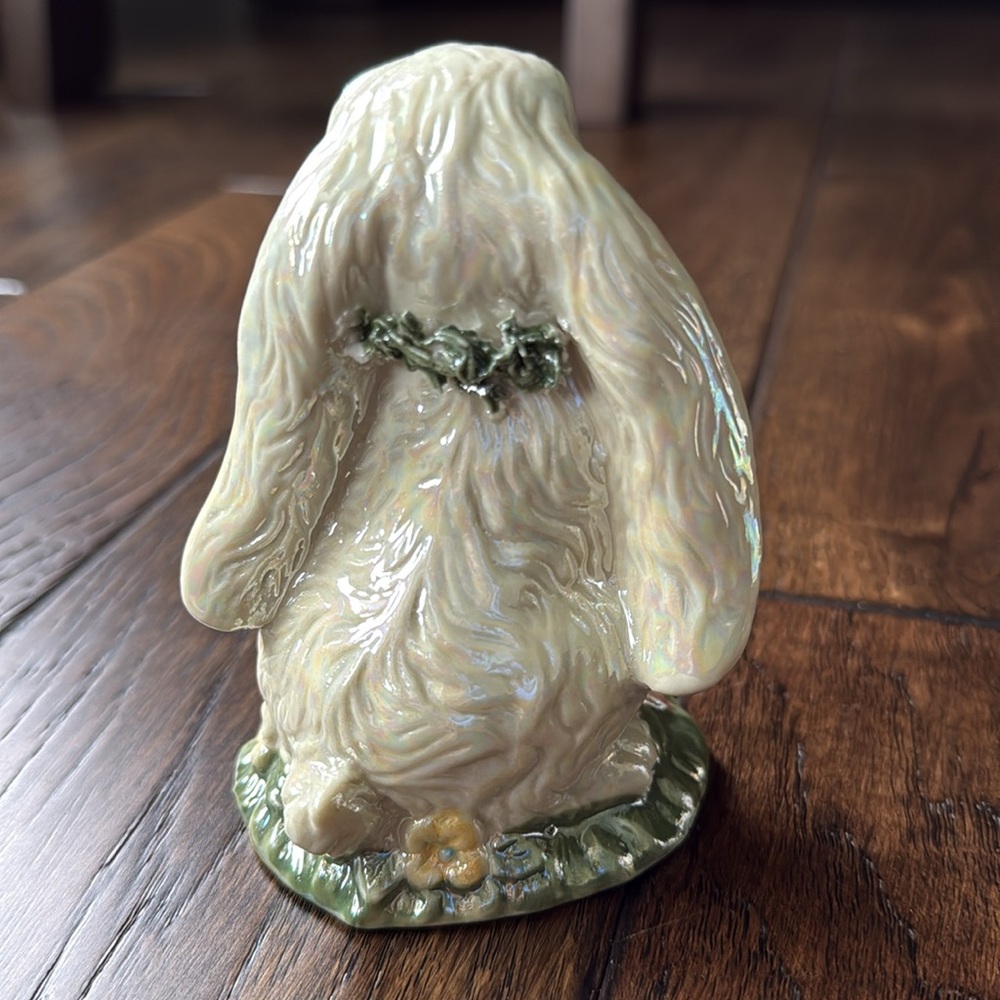 Vintage Set of 3 Pearlescent White Ceramic Bunny Figurines w/ Floral Wreaths - Picture 7 of 14